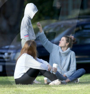 PEOPLE - Alessandra Ambrosio chillts mit einer Freundin im Park