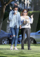 PEOPLE - Alessandra Ambrosio chillts mit einer Freundin im Park