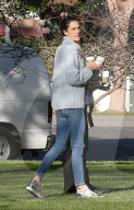 PEOPLE - Alessandra Ambrosio chillts mit einer Freundin im Park