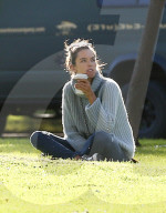 PEOPLE - Alessandra Ambrosio chillts mit einer Freundin im Park