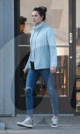 PEOPLE - Alessandra Ambrosio chillts mit einer Freundin im Park