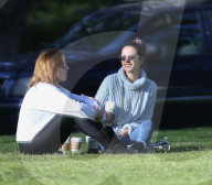 PEOPLE - Alessandra Ambrosio chillts mit einer Freundin im Park
