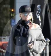 PEOPLE - Nicollette Sheridan turtelt mit neuem Freund in Malibu