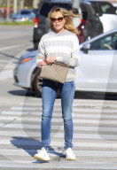 PEOPLE - Melanie Griffith gut gelaunt in L.A. unterwegs