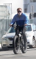 EXKLUSIV - Arnold Schwarzenegger fährt sein Monsterbike in LA