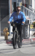 EXKLUSIV - Arnold Schwarzenegger fährt sein Monsterbike in LA