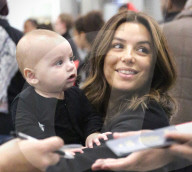 EXKLUSIV - Eva Longoria checkt mit ihrem Baby am Flughafen LAX ein