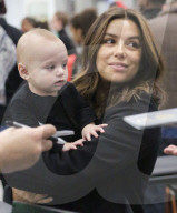 EXKLUSIV - Eva Longoria checkt mit ihrem Baby am Flughafen LAX ein