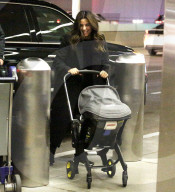 EXKLUSIV - Eva Longoria checkt mit ihrem Baby am Flughafen LAX ein