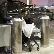 EXKLUSIV - Eva Longoria checkt mit ihrem Baby am Flughafen LAX ein