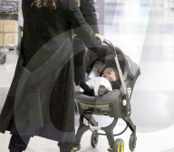 EXKLUSIV - Eva Longoria checkt mit ihrem Baby am Flughafen LAX ein