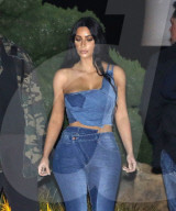 PEOPLE - Kim Kardashian zeigt ihre Kurven in engen Jeans