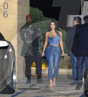 PEOPLE - Kim Kardashian zeigt ihre Kurven in engen Jeans