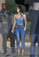 PEOPLE - Kim Kardashian zeigt ihre Kurven in engen Jeans