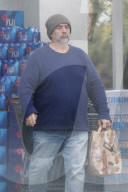 EXKLUSIV - Luc Besson geht Einkaufen in Beverly Hills
