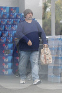 EXKLUSIV - Luc Besson geht Einkaufen in Beverly Hills