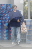EXKLUSIV - Luc Besson geht Einkaufen in Beverly Hills