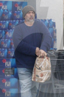 EXKLUSIV - Luc Besson geht Einkaufen in Beverly Hills