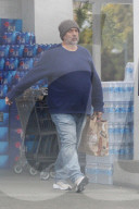 EXKLUSIV - Luc Besson geht Einkaufen in Beverly Hills