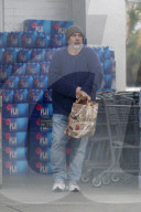EXKLUSIV - Luc Besson geht Einkaufen in Beverly Hills