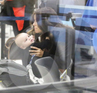 PEOPLE - Eva Longoria verreist mit dem Nachwuchs