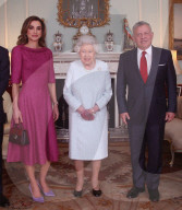 PEOPLE - Queen Elizabeth mit unschönen Blutergüssen an den Händen