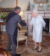 PEOPLE - Queen Elizabeth mit unschönen Blutergüssen an den Händen