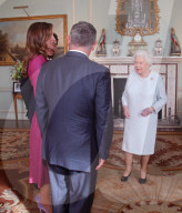 PEOPLE - Queen Elizabeth mit unschönen Blutergüssen an den Händen