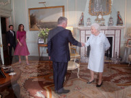 PEOPLE - Queen Elizabeth mit unschönen Blutergüssen an den Händen