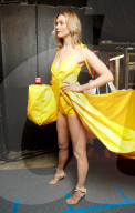 PEOPLE - Karlie Kloss in gelbem Kleid an Paris Fahion Week für Off White
