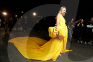 PEOPLE - Karlie Kloss in gelbem Kleid an Paris Fahion Week für Off White