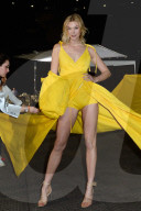 PEOPLE - Karlie Kloss in gelbem Kleid an Paris Fahion Week für Off White
