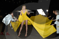 PEOPLE - Karlie Kloss in gelbem Kleid an Paris Fahion Week für Off White