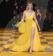 PEOPLE - Karlie Kloss in gelbem Kleid an Paris Fahion Week für Off White