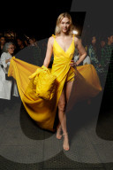PEOPLE - Karlie Kloss in gelbem Kleid an Paris Fahion Week für Off White