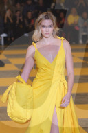 PEOPLE - Karlie Kloss in gelbem Kleid an Paris Fahion Week für Off White