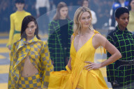 PEOPLE - Karlie Kloss in gelbem Kleid an Paris Fahion Week für Off White