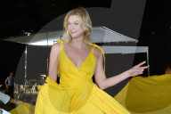 PEOPLE - Karlie Kloss in gelbem Kleid an Paris Fahion Week für Off White