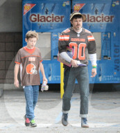 EXKLUSIV - Casey Affleck mit Sohn Atticus im Sportdress
