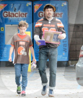 EXKLUSIV - Casey Affleck mit Sohn Atticus im Sportdress