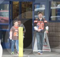 EXKLUSIV - Casey Affleck mit Sohn Atticus im Sportdress