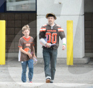 EXKLUSIV - Casey Affleck mit Sohn Atticus im Sportdress