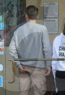 PEOPLE - Scott Disick fasst sich an den Hintern