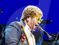 PEOPLE - Elton John auf der Bühne in Newark