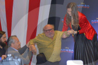 PEOPLE - Danny Devito stolpert bei Präsentation in Mexico