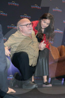 PEOPLE - Danny Devito stolpert bei Präsentation in Mexico