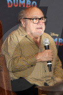 PEOPLE - Danny Devito stolpert bei Präsentation in Mexico