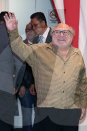 PEOPLE - Danny Devito stolpert bei Präsentation in Mexico