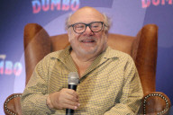 PEOPLE - Danny Devito stolpert bei Präsentation in Mexico