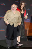 PEOPLE - Danny Devito stolpert bei Präsentation in Mexico